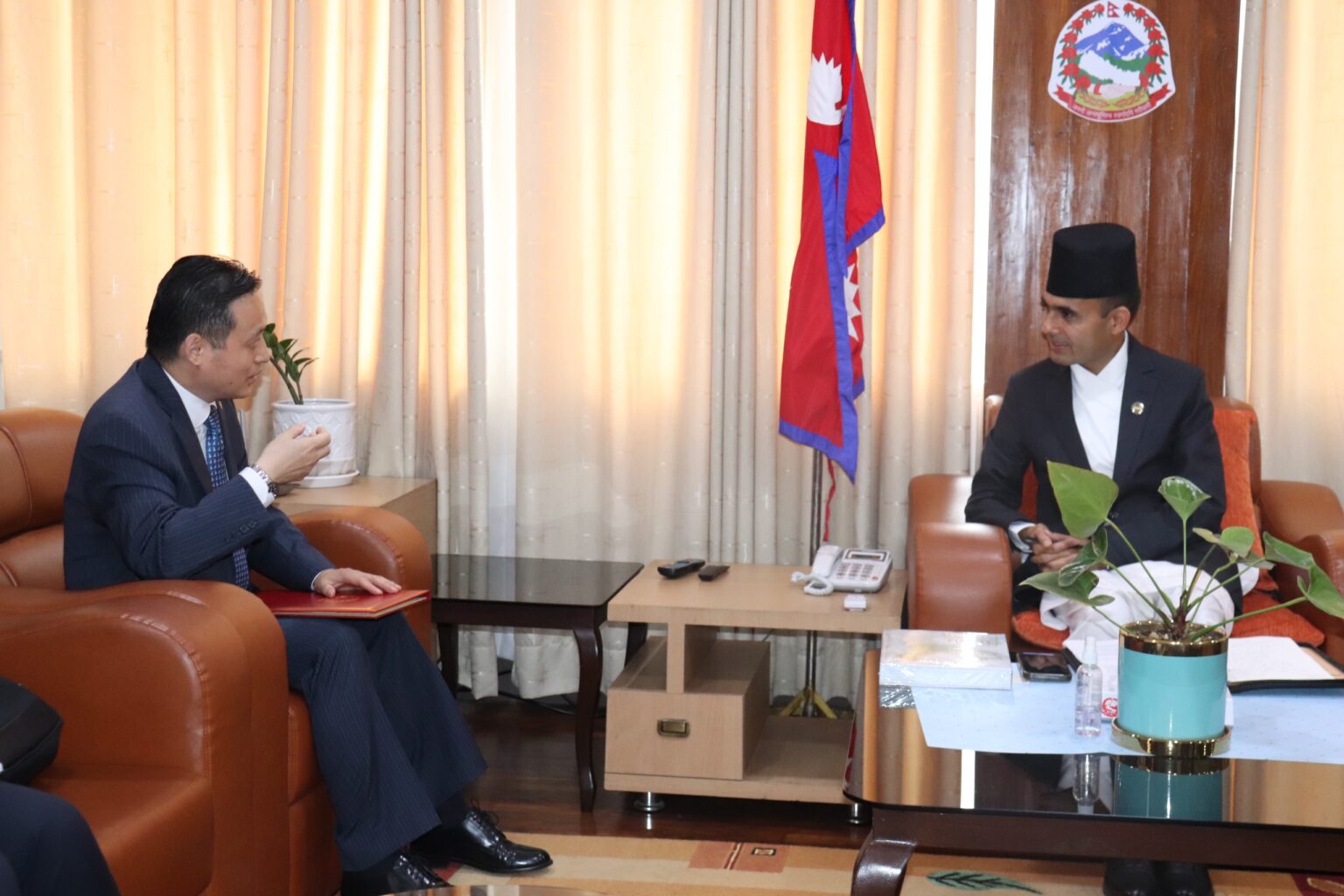 सञ्चारमन्त्री तिमिल्सिनासँग चिनियाँ राजदूतको शिष्टाचार भेटवार्ता