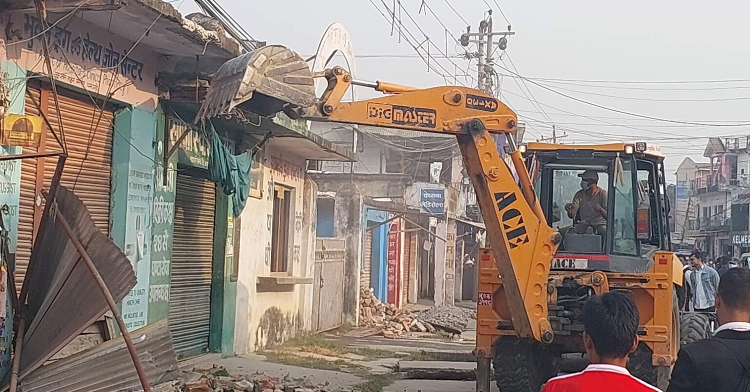 नेपालगञ्जमा सडक क्षेत्रका अवैध संरचना हटाइँदै