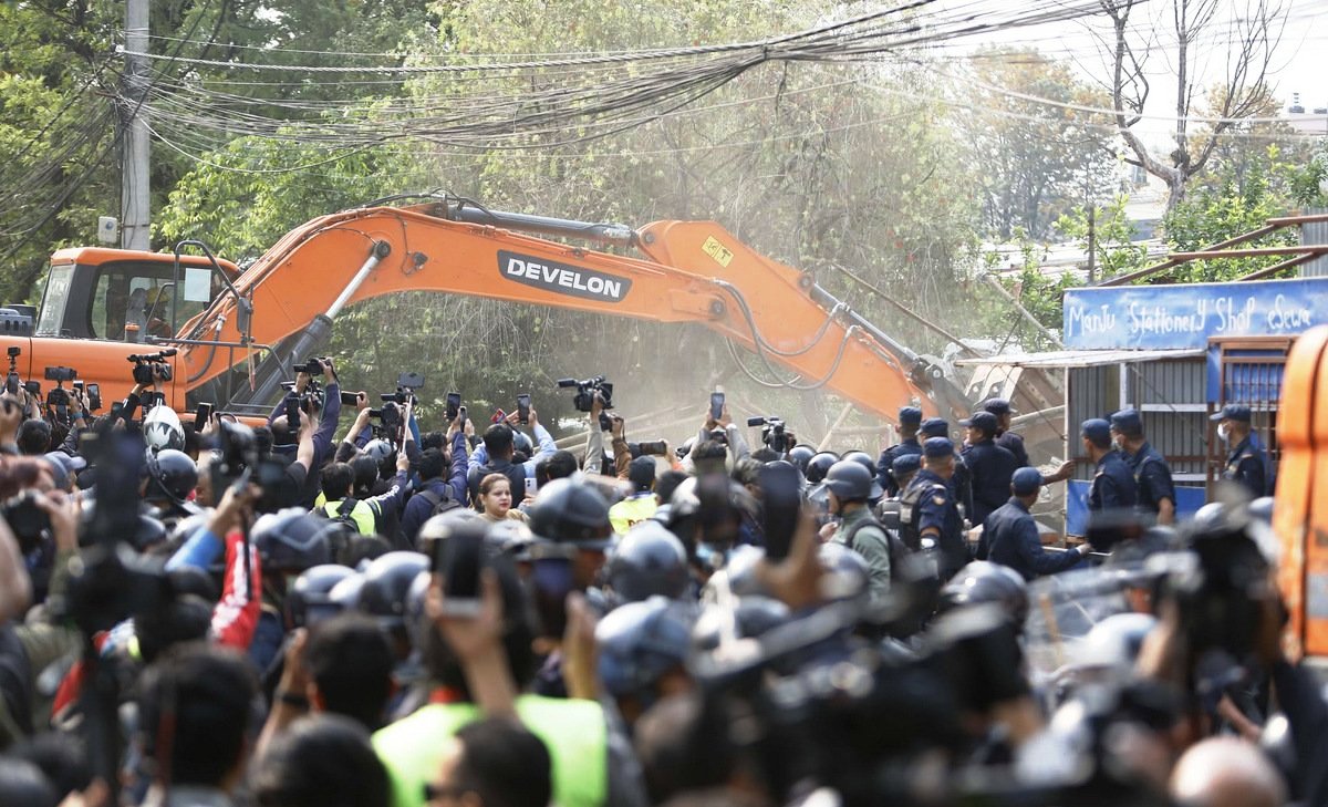 थापाथलीस्थित सुकुम्बासी बस्तीमा चल्यो डोजर