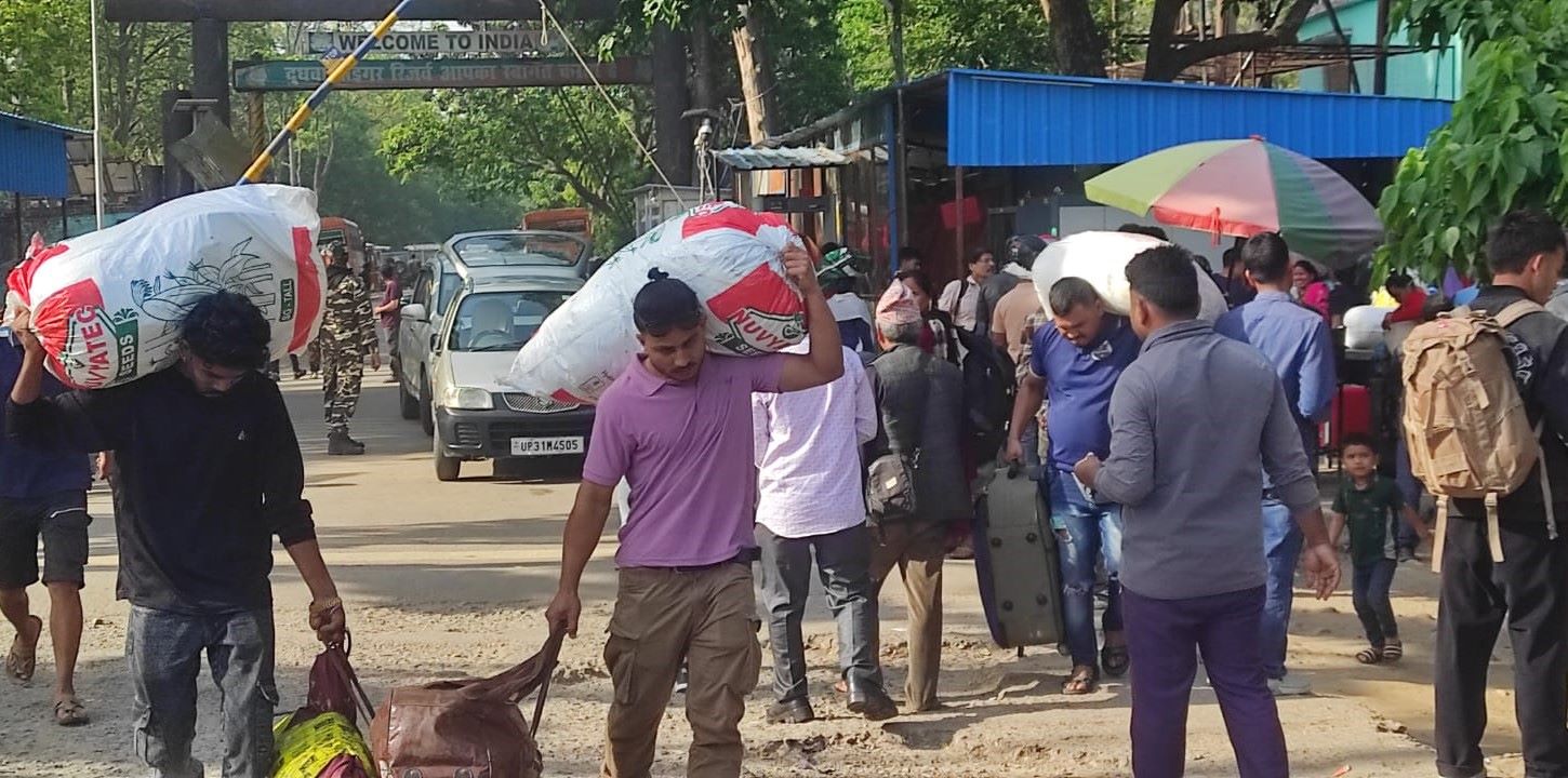 बिसुपर्व मनाउन घर फर्कँदै नेपाली