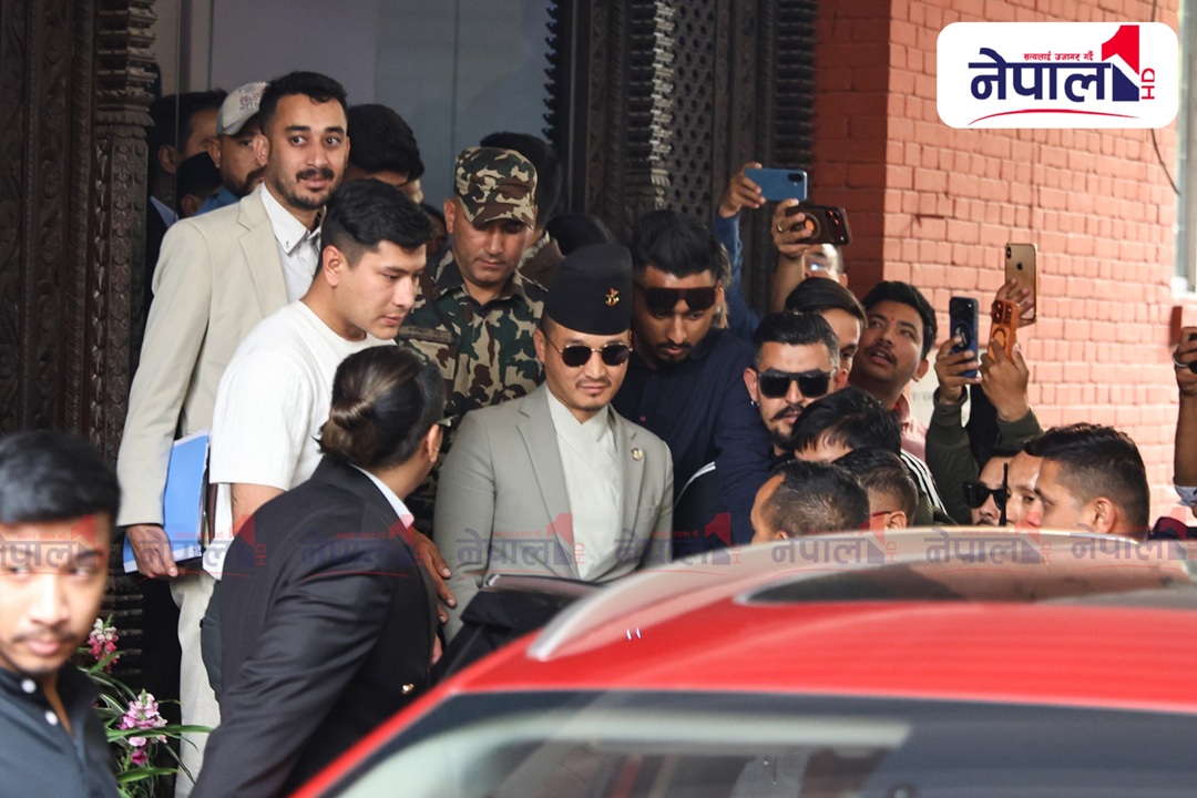 अनुहारमा मुस्कान राखेर कार्यालयबाट निस्किए सुधन गुरुङ (भिडियो)