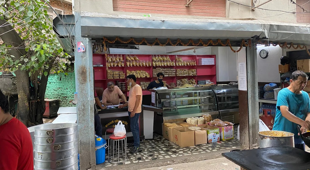 अखाद्य वस्तु भेटिएपछि बागमती स्विट्सको उत्पादन रोक्न मन्त्री गीता चौधरीको निर्देशन