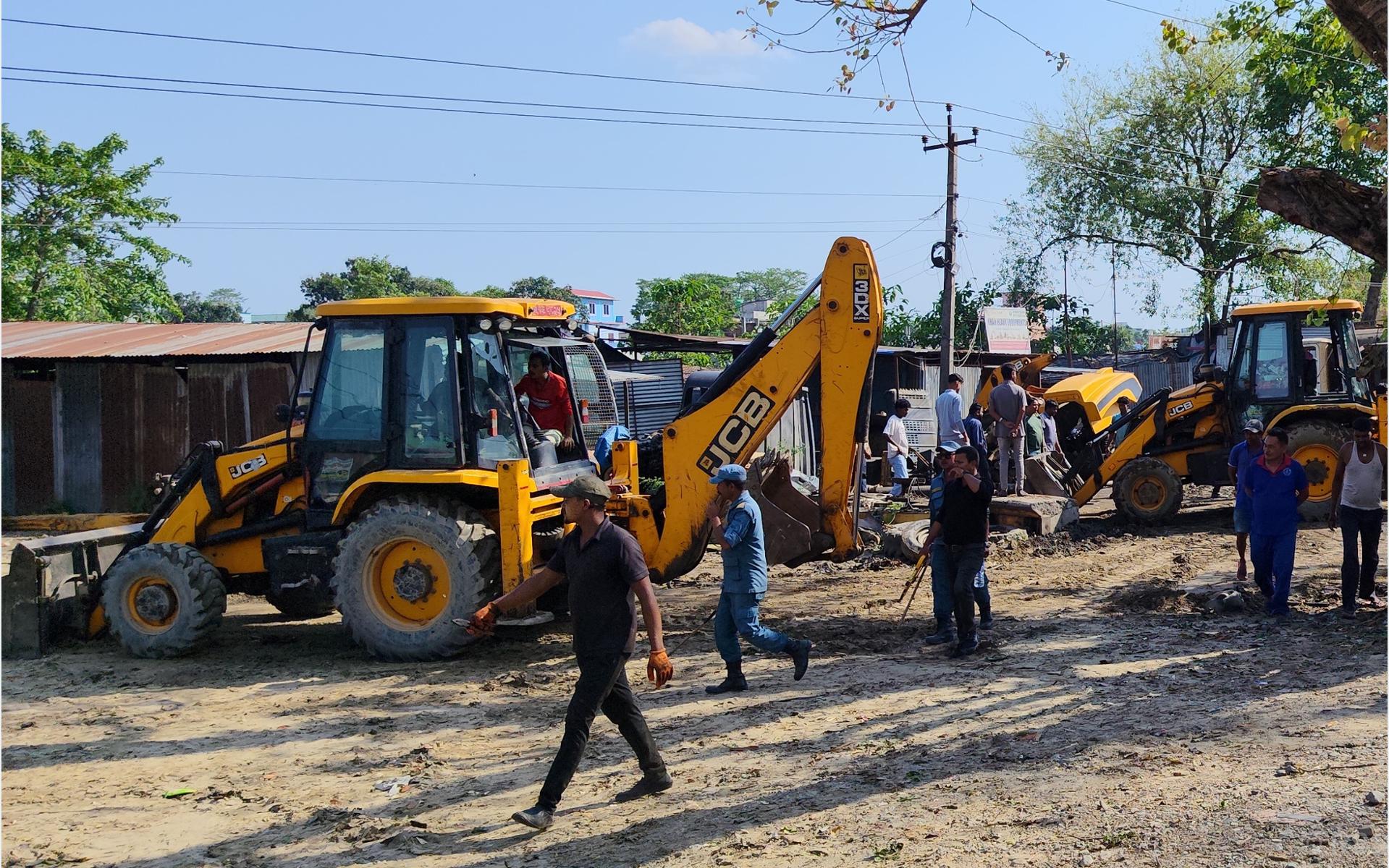 इनरुवा नगरपालिकाका सडकपेटीको अतिक्रमित क्षेत्र खाली गराउन सुरु