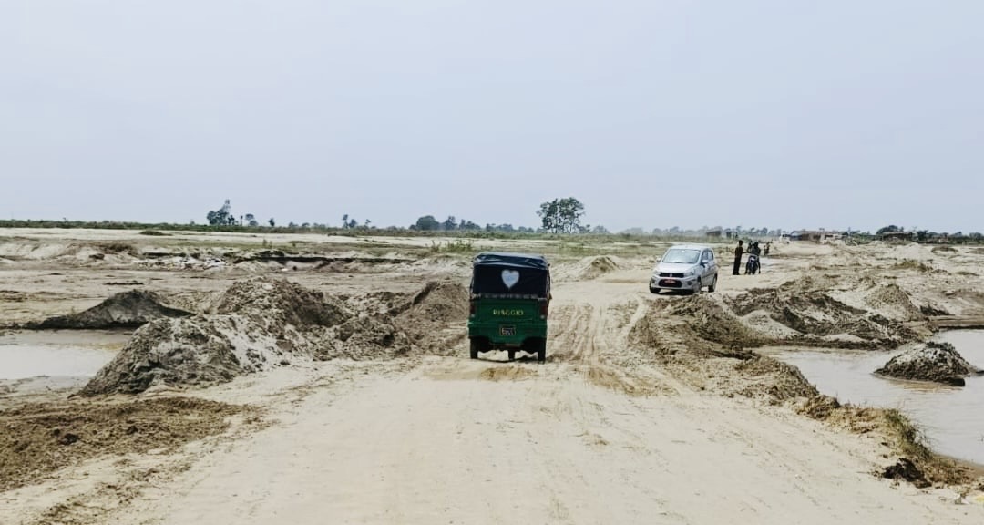 कमला नदीको अस्थायी बाँध बाढीले बगाउँदा आवतजावतमा समस्या