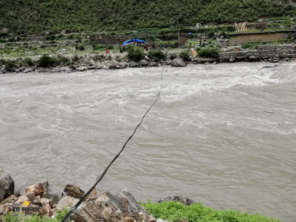 डुंगा पल्टिँदा बुबा-छोरा बेपत्ता
