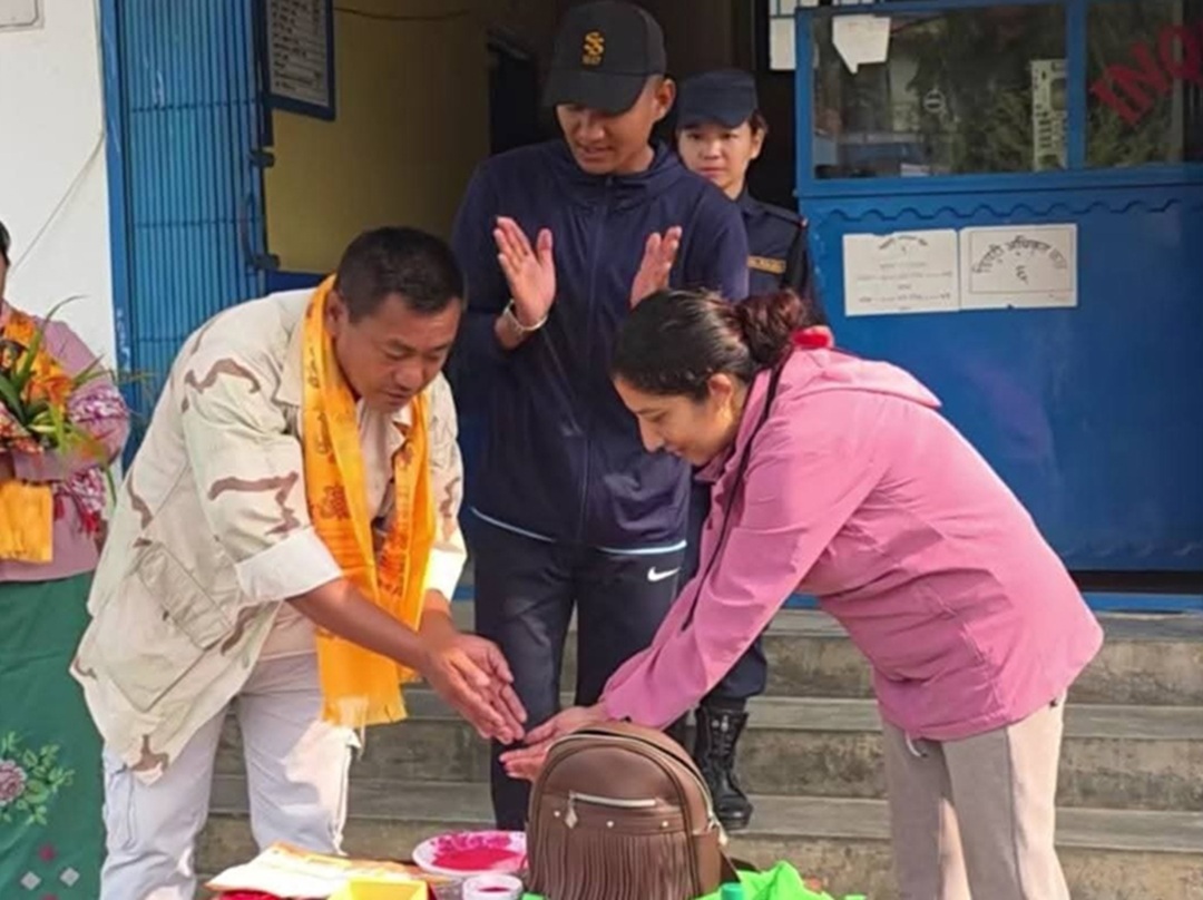हराएको १८ लाखको सुन भेटेर बुझाएपछि लोकबहादुर बने ‘हिरो’, तारिफकाे ओइराे