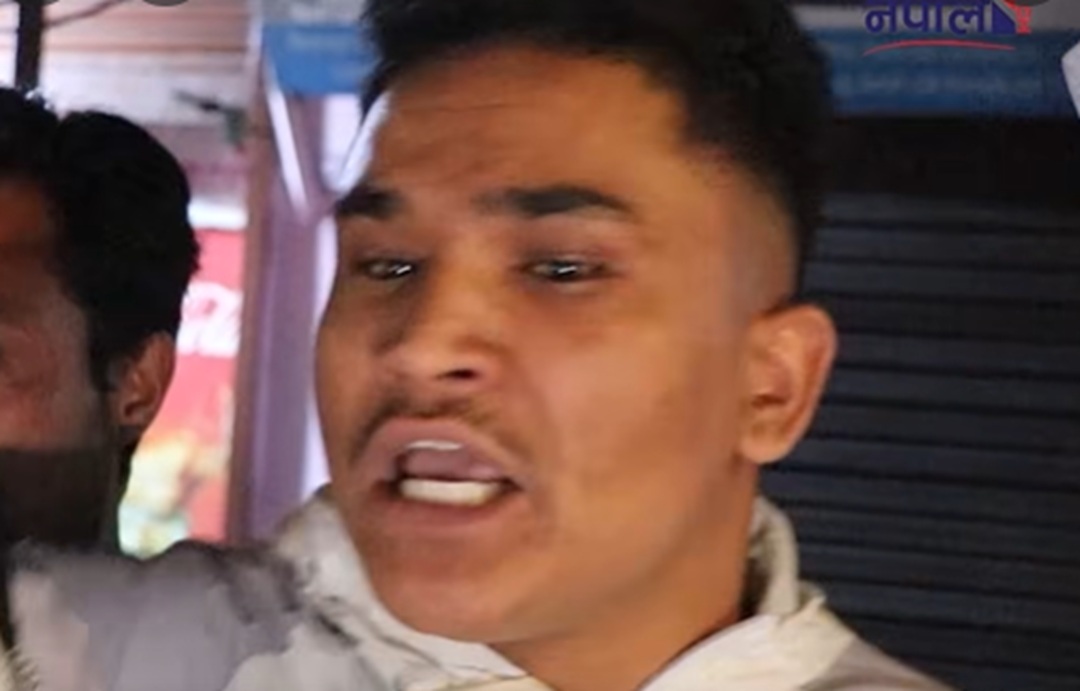 बालेनलाई सडकमा पछारेर घिसार्ने सभापति खड्काको चेतावनी (भिडियो)