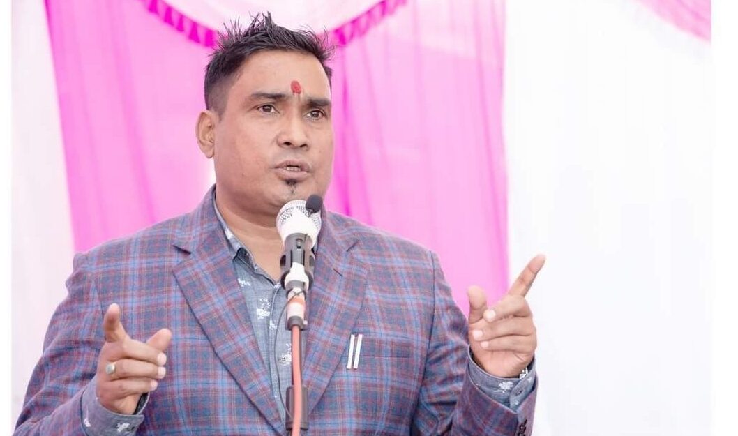 नगर प्रमुखले आफ्नो सेवा सुविधाबाट प्राप्त गर्ने रकमबाट ३७ परिवारको स्वास्थ्य बिमा गरिदिए