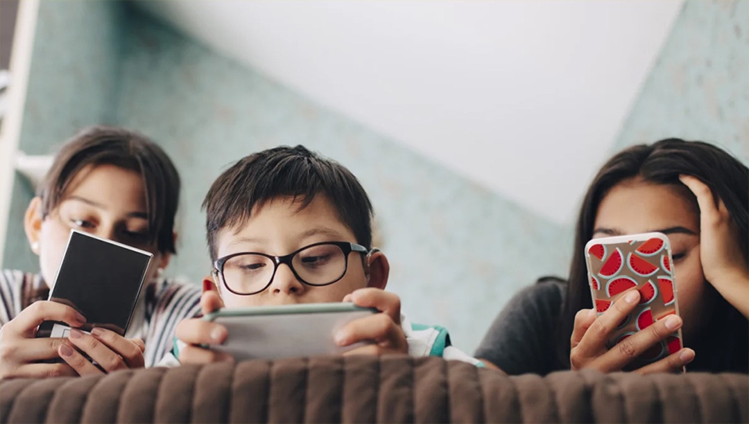 मोबाइलको विकिरण: लगातार मोबाइल हेर्नुहुन्छ भने साबधान!