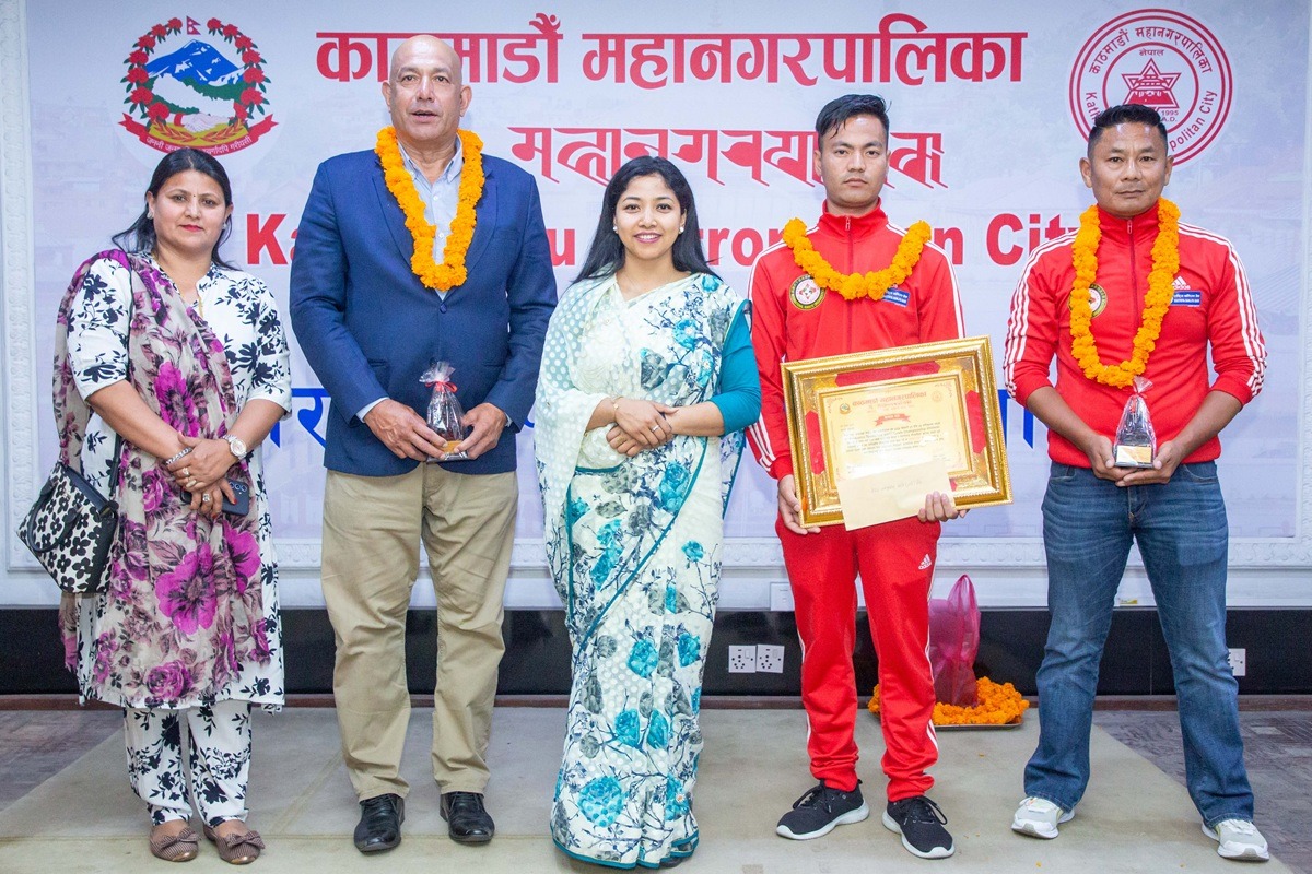 पदक विजेता २ जना खेलाडीहरूलाई नगदसहित काठमाडौं महानगरपालिकाबाट सम्मान