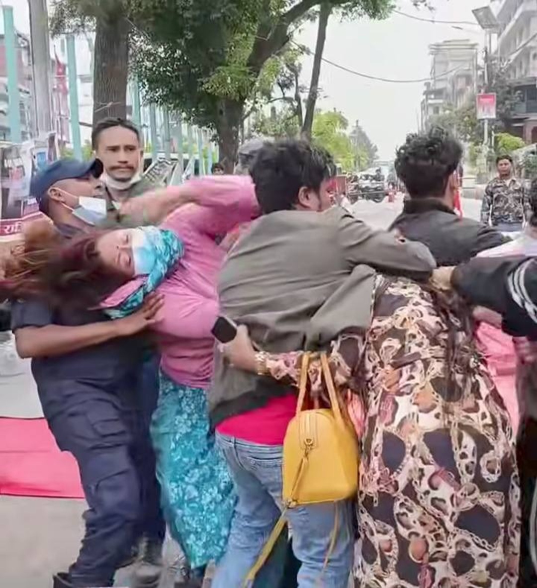 महेश बस्नेतकी पत्नी अम्बिका र शोभा पाठकबीच माइतीघरमा भिडन्त