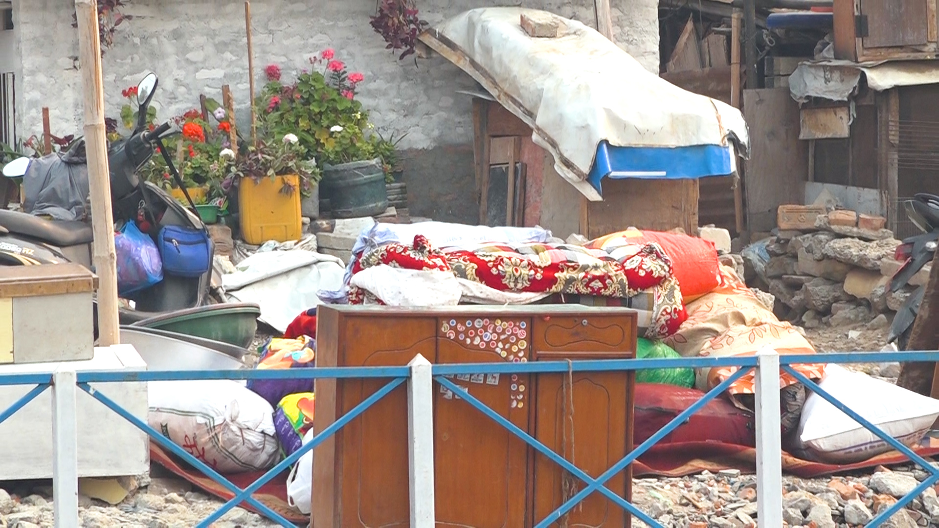 प्रधानमन्त्री शाहले बस्ती खाली गर्न निर्देशन दिएपछि सुकुम्बासीले बस्ती खाली गर्न थाले