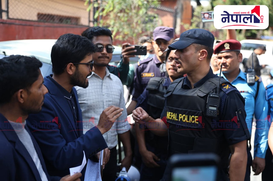 आयल निगम घेर्न पुगेका जेनजी र प्रहरीबीच धक्कामुक्की (तस्वीरहरु)