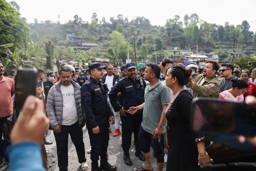 फेवा किनार छेउछाउ चल्यो महानगरको डोजर: स्थानीय आक्रोशित