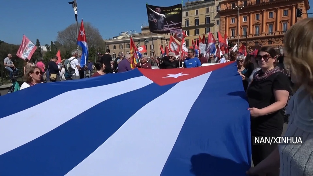 क्युवामाथि अमेरिकी नाकाबन्दी विरुद्ध रोममा सयौंको प्रदर्शन