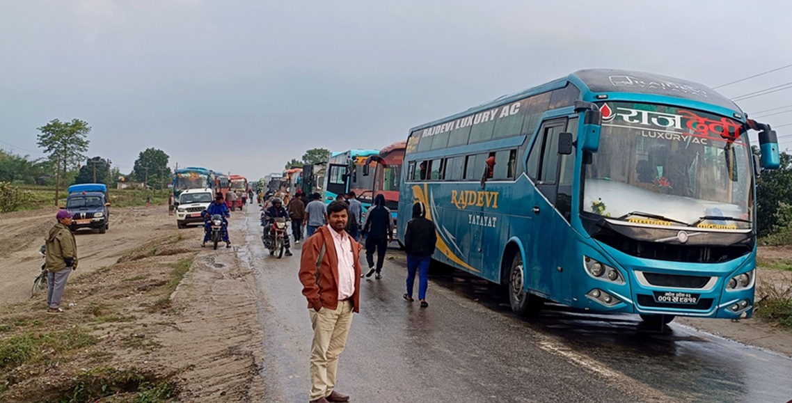 चापिनी खोलाको डाइभर्सन बगाउँदा अवरुद्ध भएको पूर्व पश्चिम राजमार्ग पुनः सञ्चालनमा