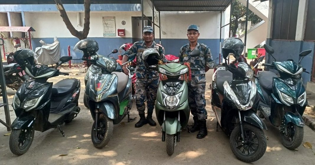 अवैध रूपमा भारतबाट नेपाल भित्र्याइएका इलेक्ट्रिक स्कुटर नियन्त्रणमा