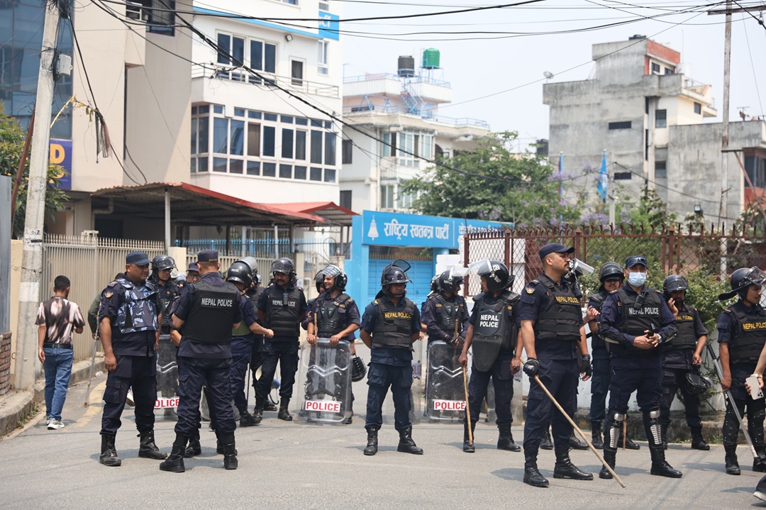 डोजर रोक्न माग गर्दै सुकुम्बासीले घेरे रास्वपा कार्यालयमा (तस्वीरहरु)