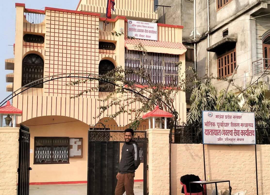 गौर यातायात कार्यलयबाट एक जना बिचौलिया पक्राउ