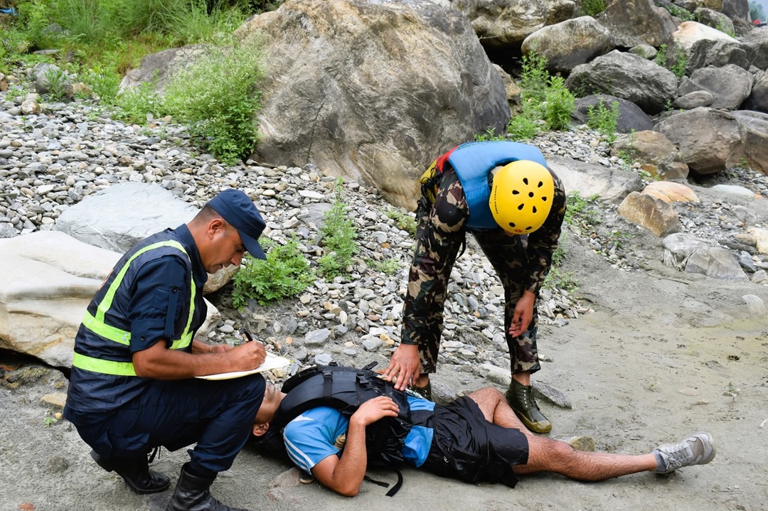 बेनीमा मनसुन विपद् प्रतिकार्य अभ्यास, म्याग्दी नदीमा उद्दारको डेमो प्रदर्शन [तस्वीरहरू]