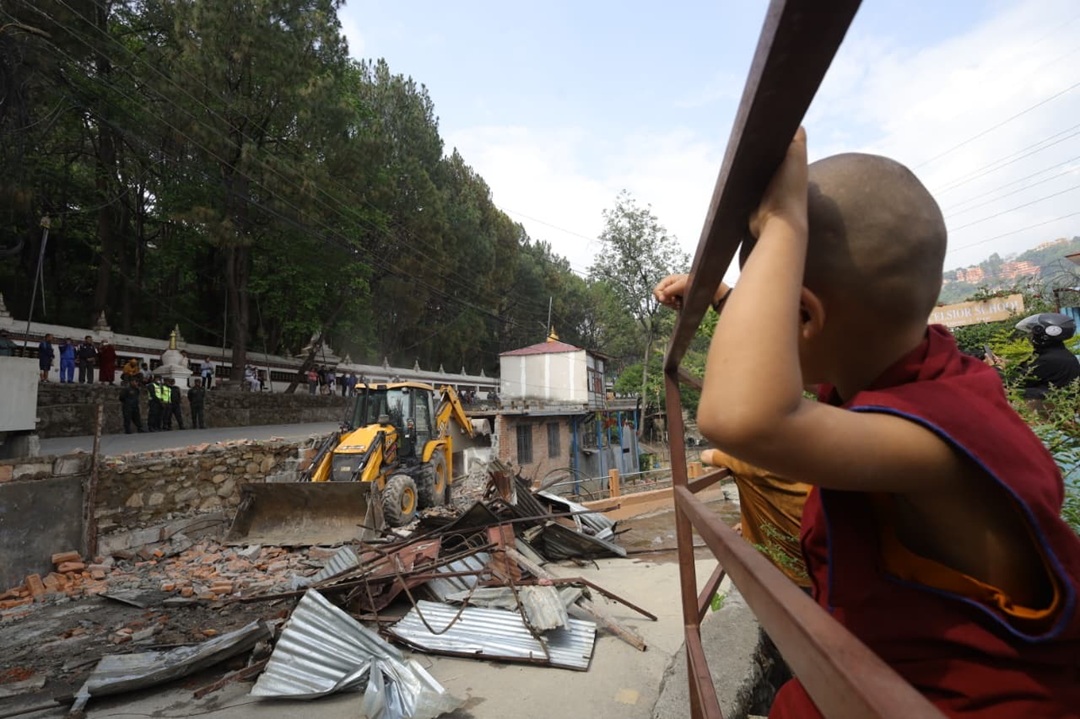 स्वयम्भूको अतिक्रमित संरचनामा चल्न थाल्यो डोजर (तस्वीरहरू)