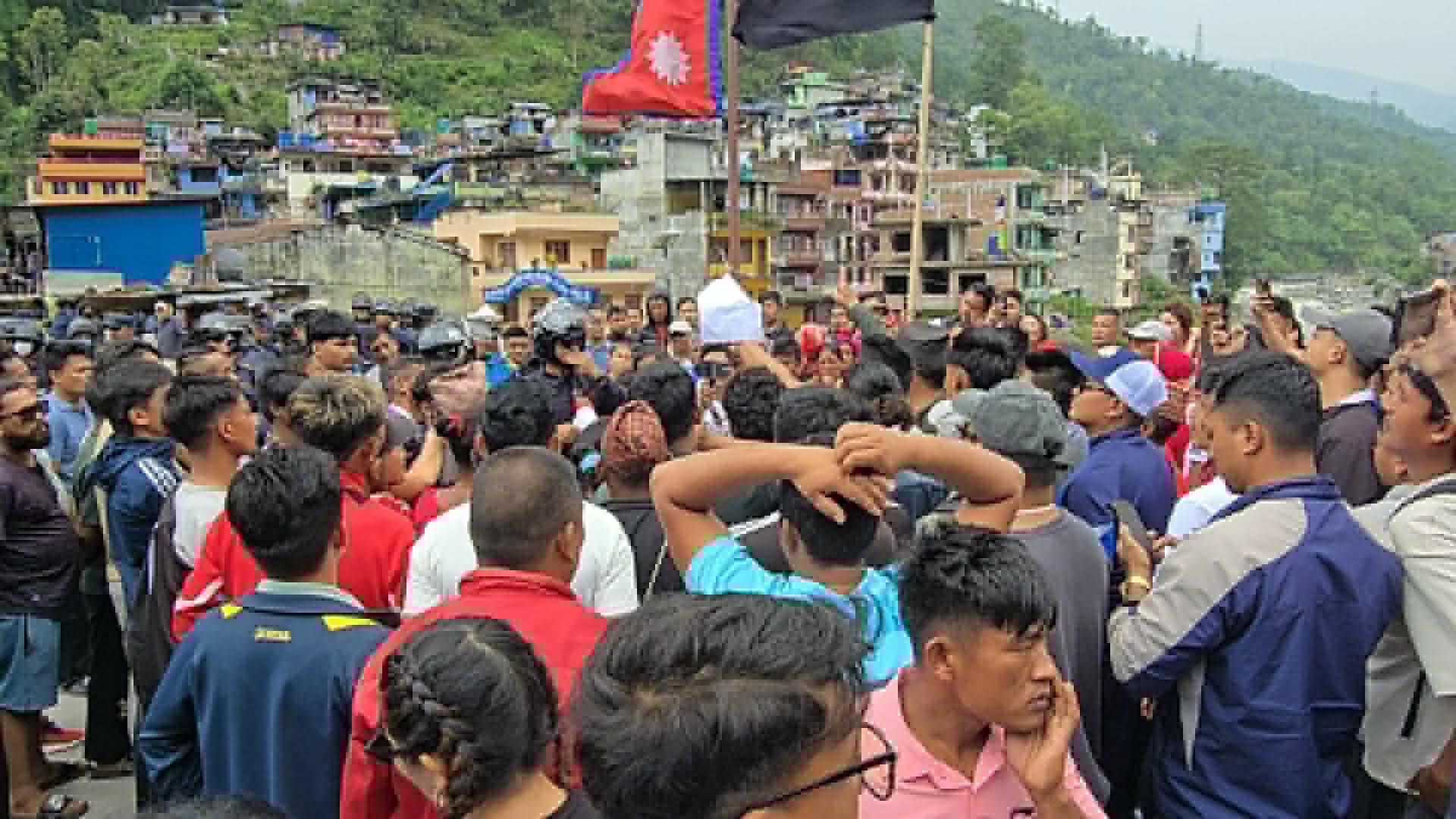 बाह्रबिसेमा जलविद्युत आयोजनाविरुद्ध स्थानीयको बृहत् विरोध: घरहरू चर्किएपछि आन्दोलन चर्कियो, जेठ ४ गते वार्ता आह्वान