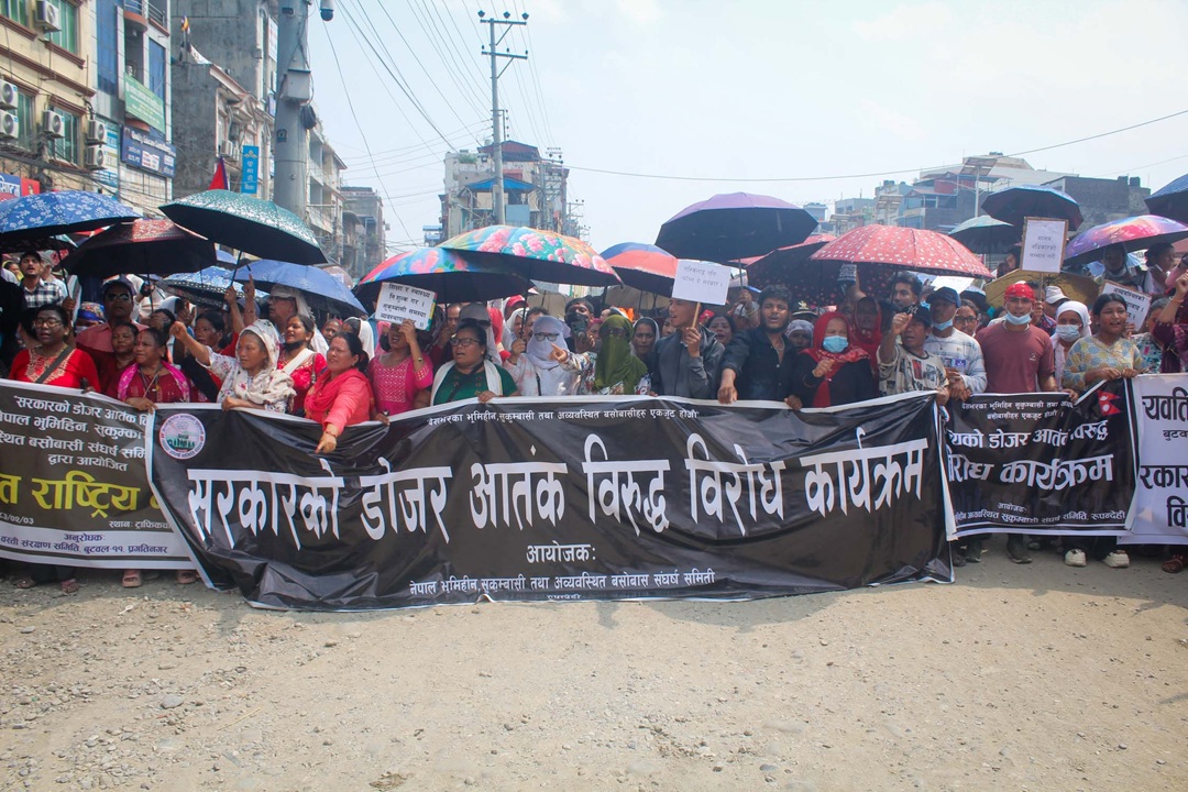 सरकार विरुद्ध सडकमा उत्रिए भूमिहीन सुकुम्बासीहरू [तस्वीरहरू]