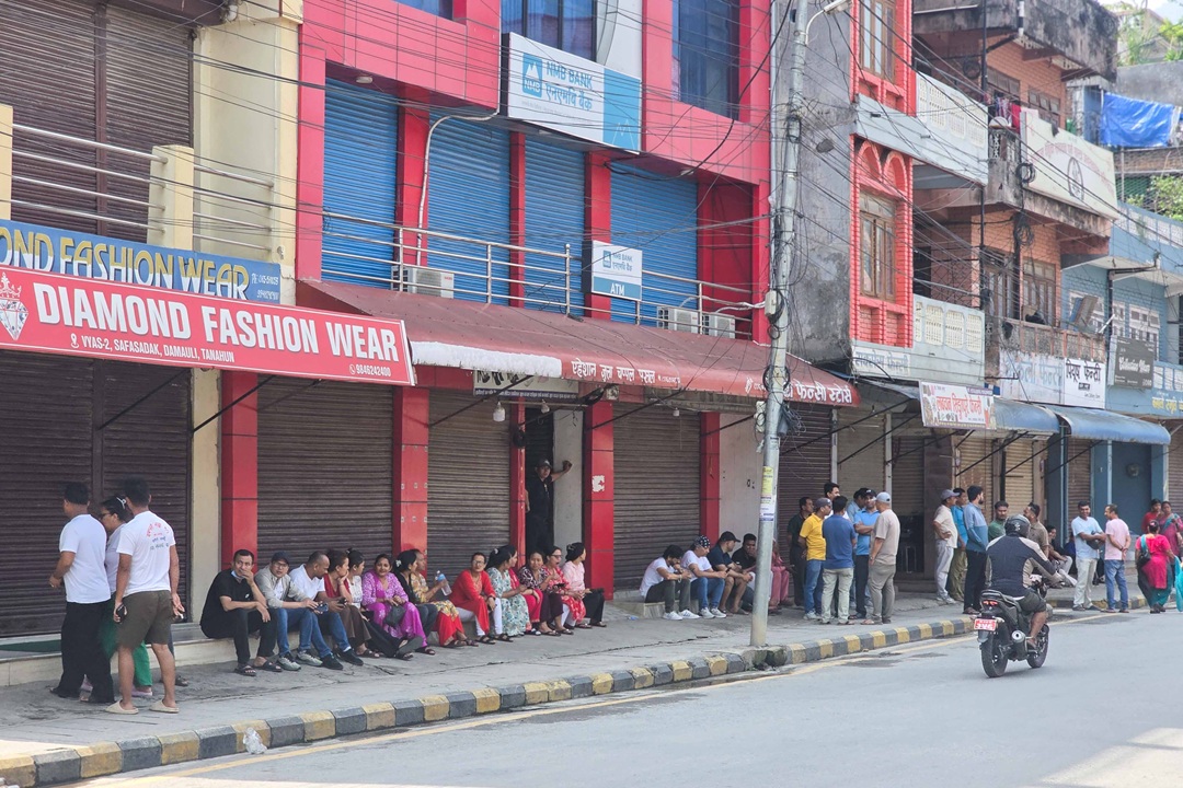 पार्किङ निषेधको विरोधमा तनहुँका व्यवसायीहरू पसल बन्द गरेर आन्दोलनमा [तस्वीरहरू]