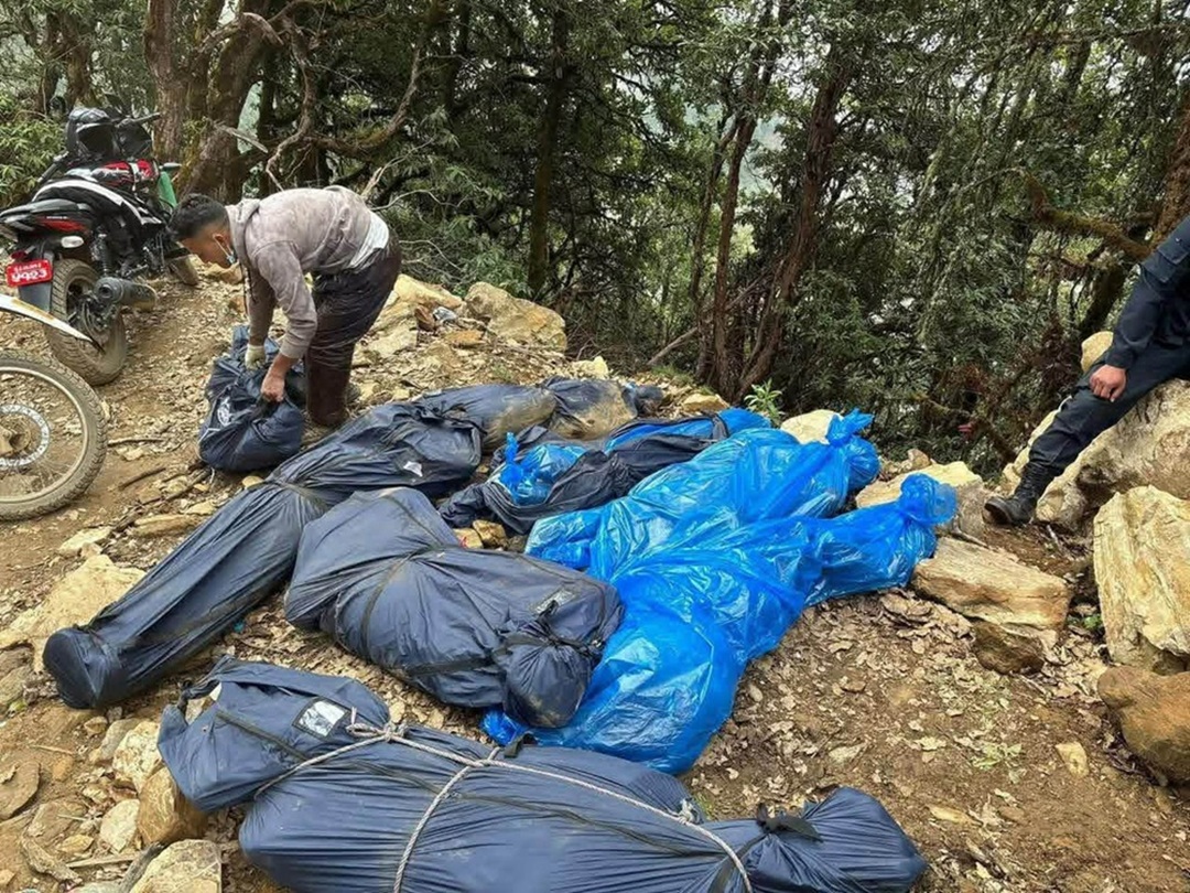 २० जनाको लास भिरबाट सडकसम्म निकाल्न २० घण्टा