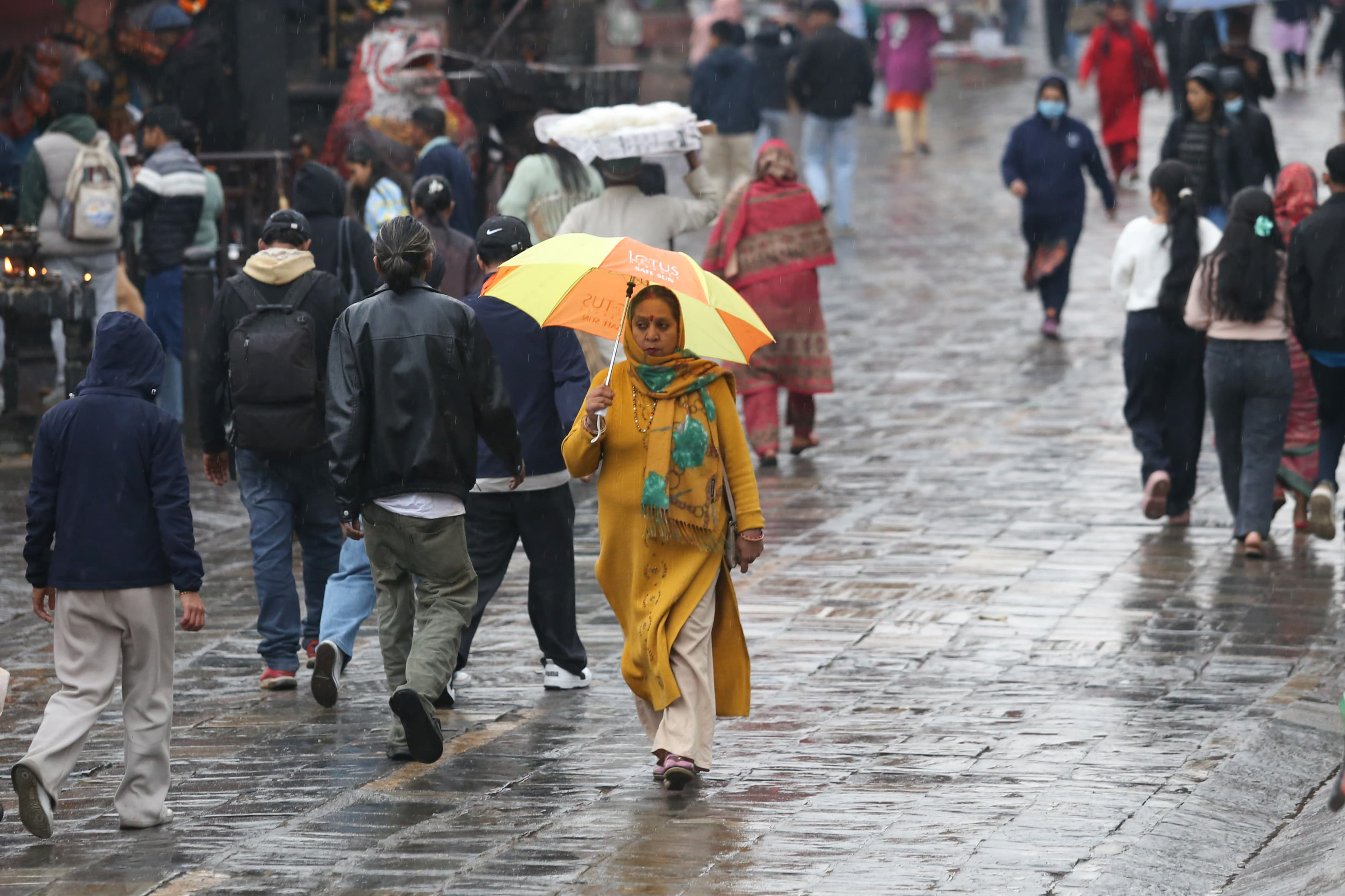 पहाड र हिमालमा मध्यम वर्षा र हिमपात, तराईमा चट्याङसहित हल्का वर्षा
