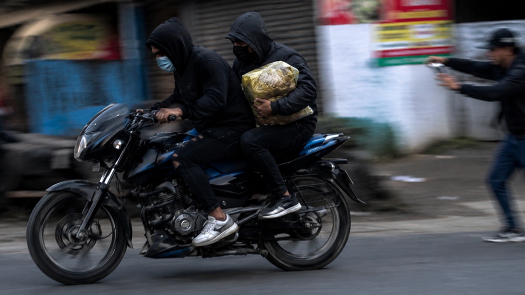 लागूऔषधको तलतले मोटरसाइकल चोरी