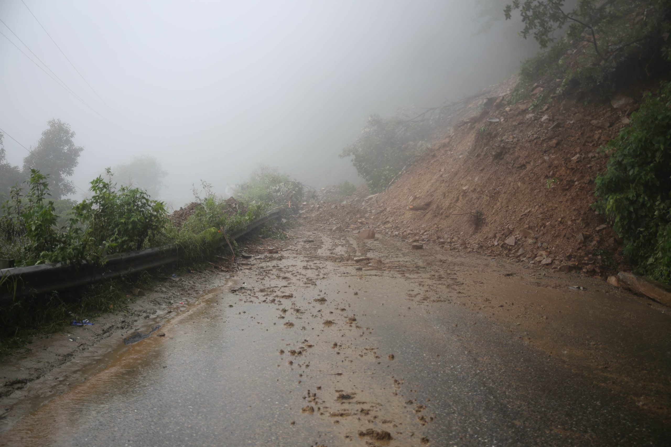 पहिराका कारण अरनिको राजमार्ग पूर्ण रूपमा अवरुद्ध