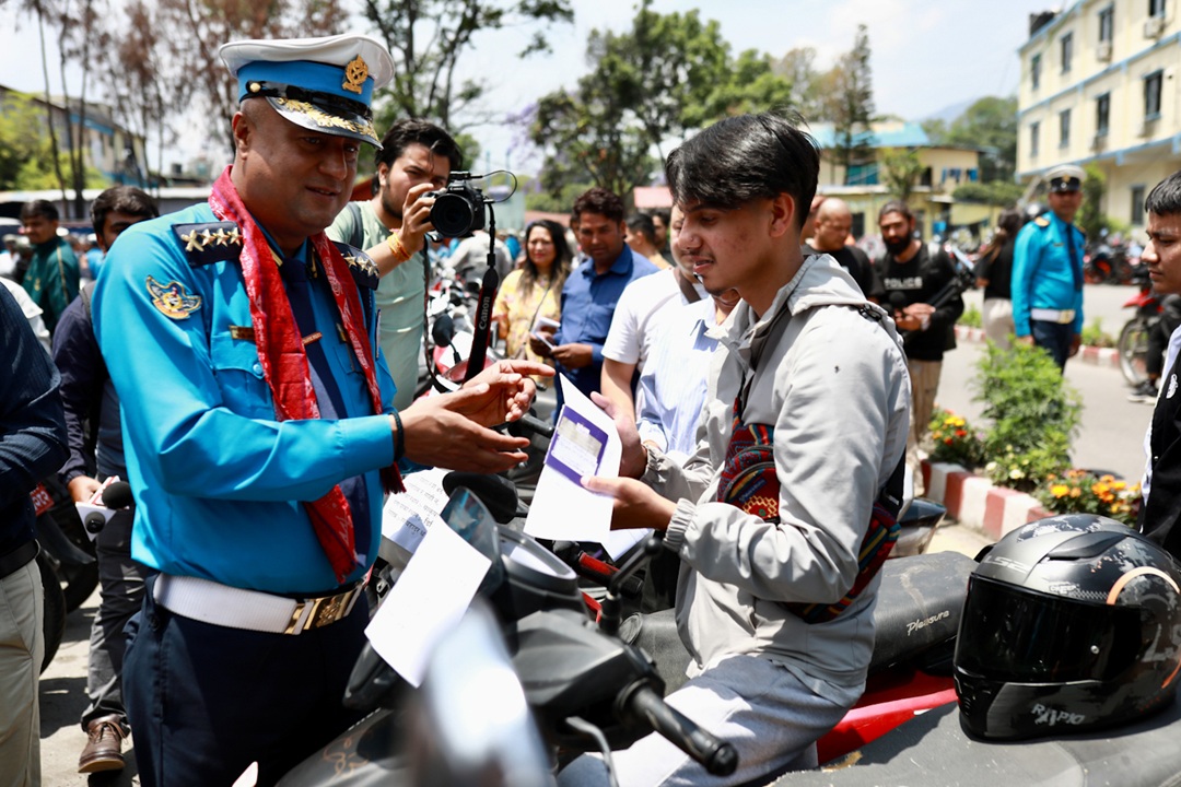चोरी भएका ६५ दुईपांग्रे सवारी धनीलाई फिर्ता, ट्राफिक प्रहरीलाई खाँदा लगाएर धन्यवाद (तस्वीरहरू)