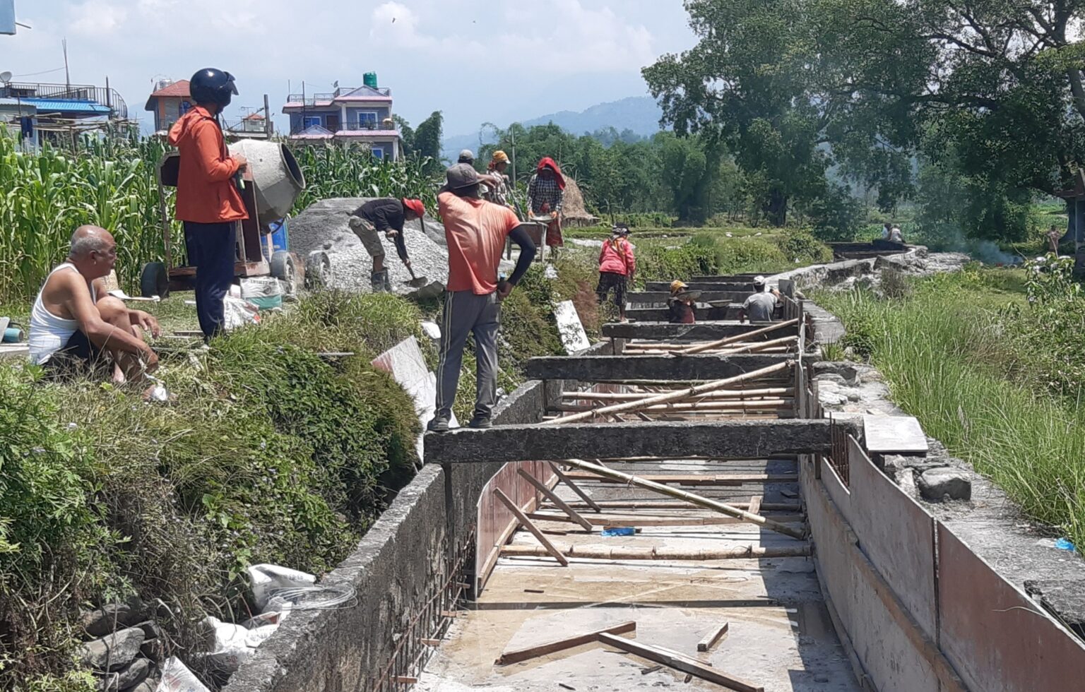 बेगनास सिँचाइ प्रणालीअन्तर्गतका शाखा नहर मर्मत गरिँदै