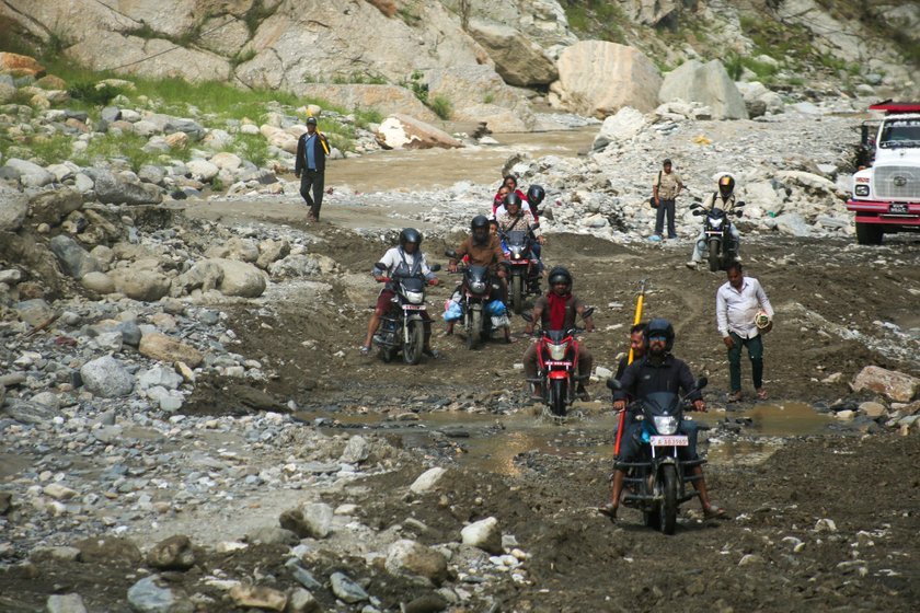 अवरुद्ध केही मुख्य राजमार्गमा यातायात सुरु