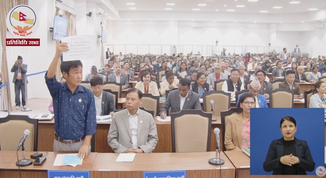 हर्कले आज पनि गरे प्लेकार्ड देखाएर विरोध