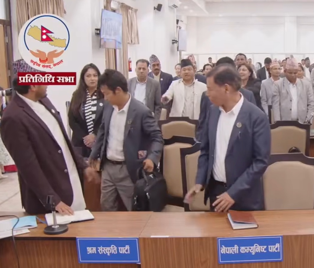 प्रधानमन्त्री बालेनको राजीनामा माग्दै हर्क हिँडे झोला बोकेर