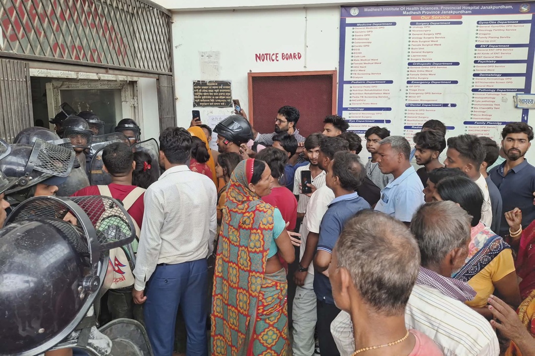 चिकित्सकले सेवा बन्द गरेपछि सेवाग्राहीको नाराबाजी