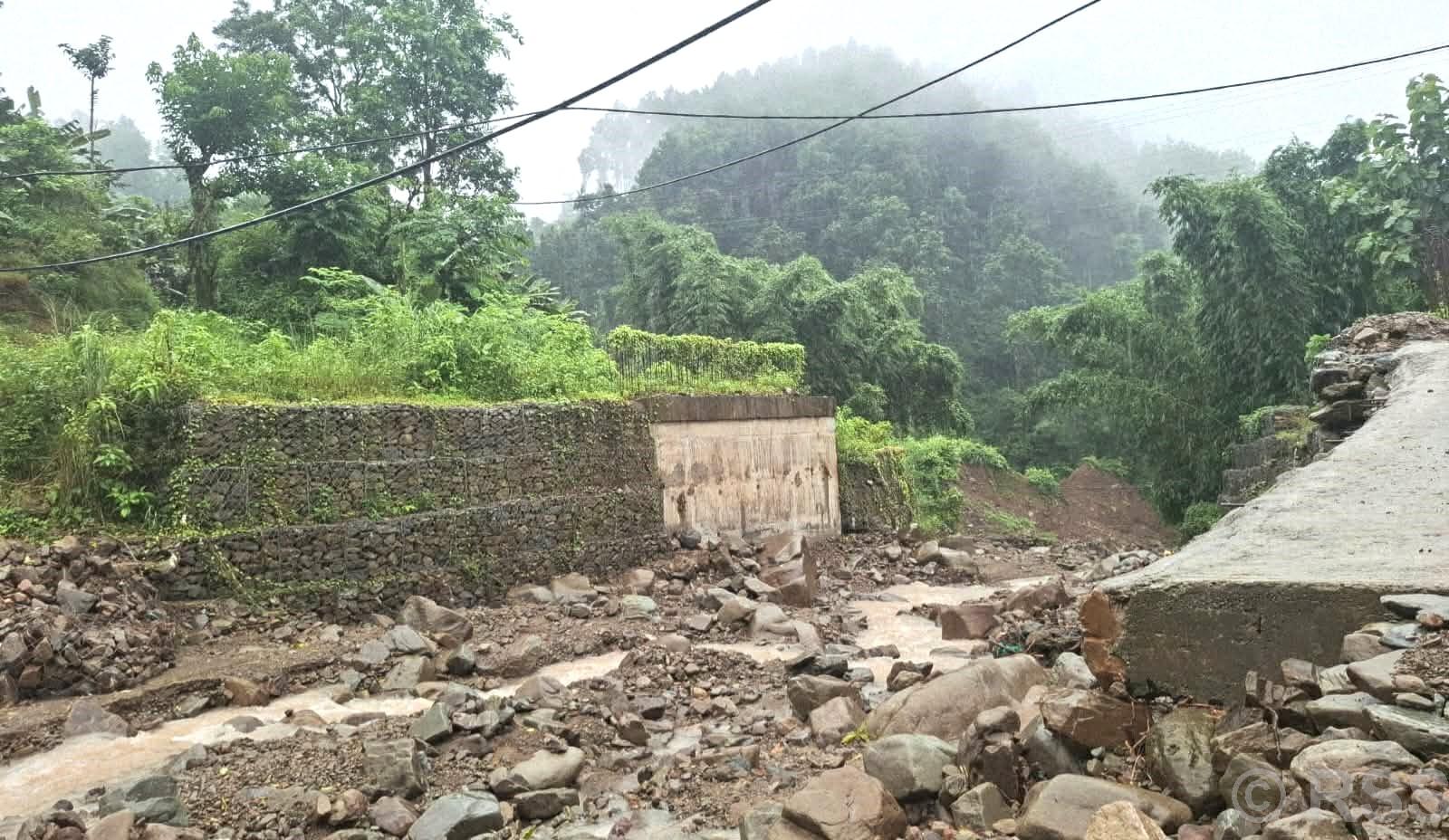 सात वर्षदेखि लेदुवा खोलाको पुल निर्माण अधुरै, बर्खामा आवतजावत गर्न जोखिम