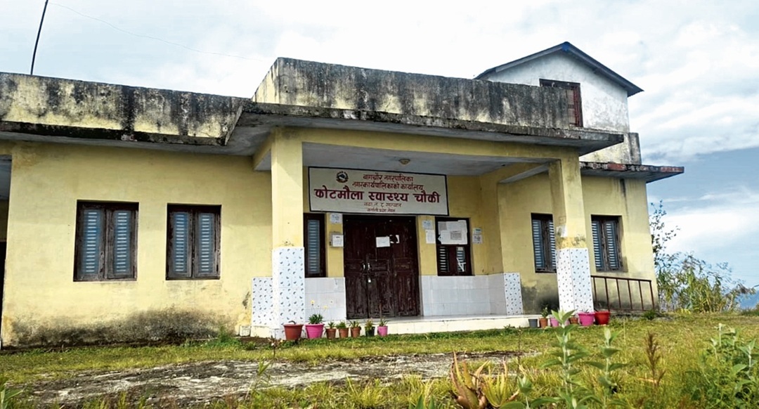 स्वास्थ्यचौकी जीर्ण : चुहिने छतमुनि उपचार