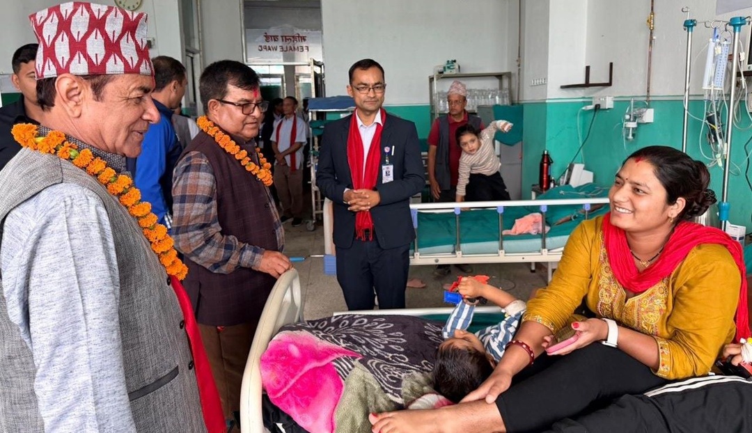 स्वास्थ्य मन्त्री पाण्डेद्वारा प्रादेशिक अस्पतालको निरीक्षण