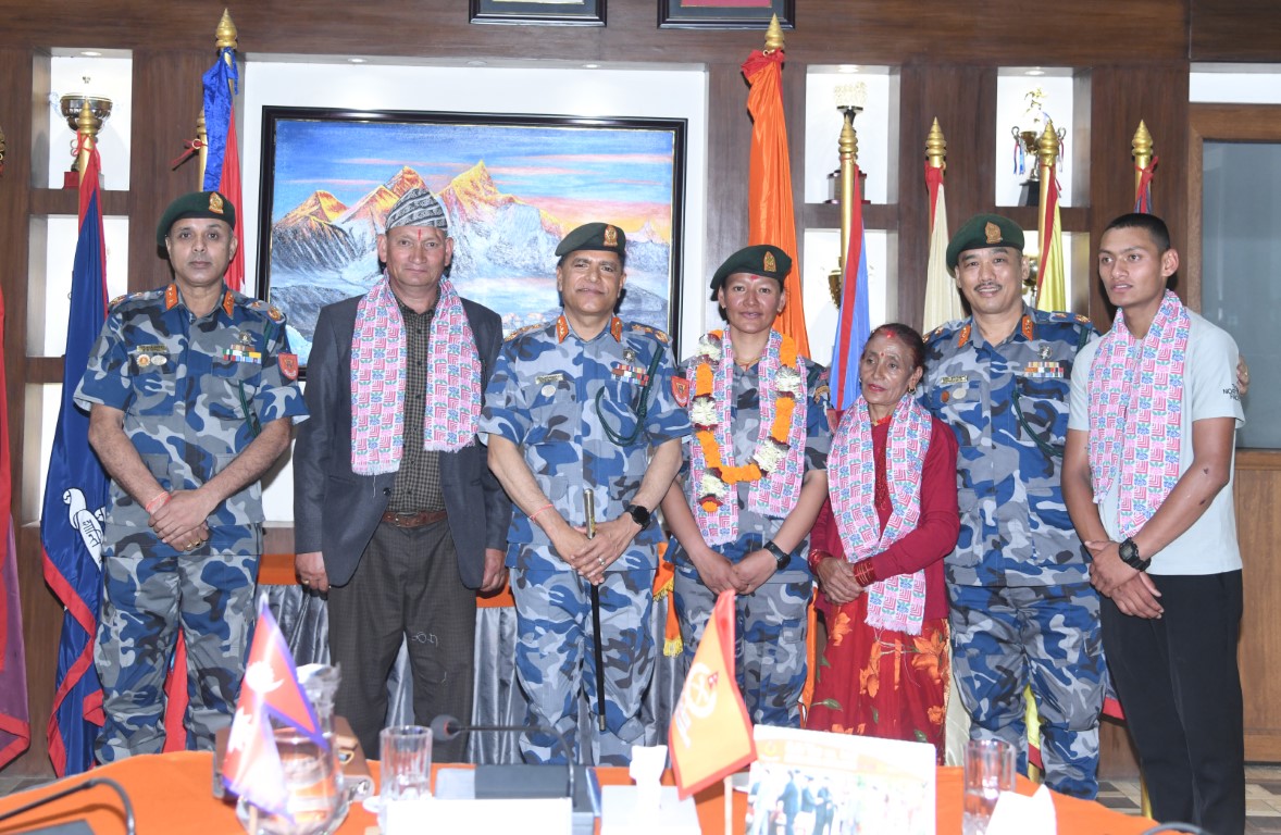 हिमाल आरोही सशस्त्र प्रहरीका दुई महिला कर्मचारीको एक तह बढुवा