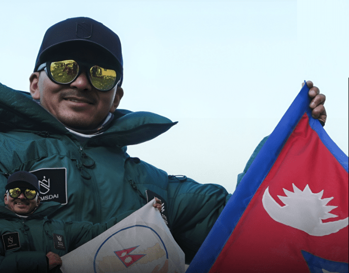 सांसद शेर्पाद्वारा सङ्घीय संसद्को ‘लोगो’ सहित सगरमाथा आरोहण