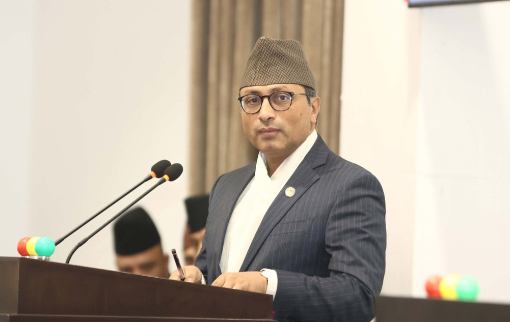 राष्ट्रियसभामा अर्थमन्त्रीद्वारा बजेटको प्रति टेबुल