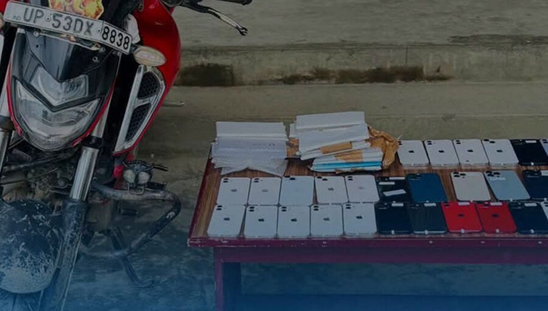 भन्सार छलेर ल्याइएका ३५ थान आइफोन प्रहरीको हातमा परेपछि…