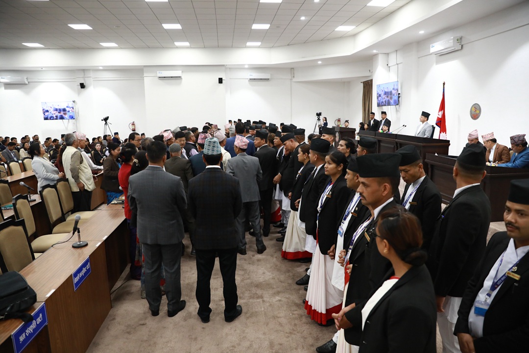 २ घण्टा ढिलो बसेको संसद बैठक कार्यसूचीमा प्रवेश नगरी स्थगित [तस्वीरहरू]