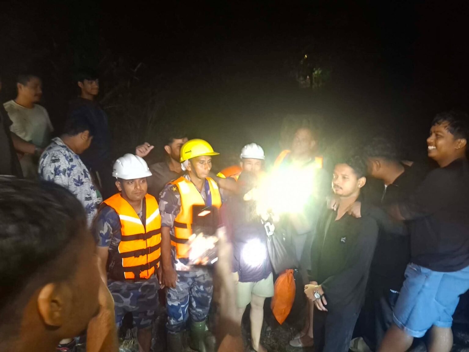 टिमाई खोलाको बाढीमा फसेका सात जनाको सकुशल उद्धार