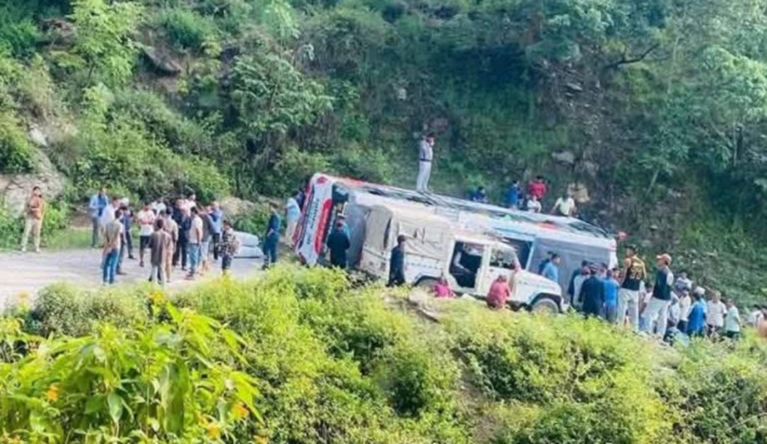 ब्रेक फेल भएर बस नालीमा पल्टिँदा २४ जना घाइते