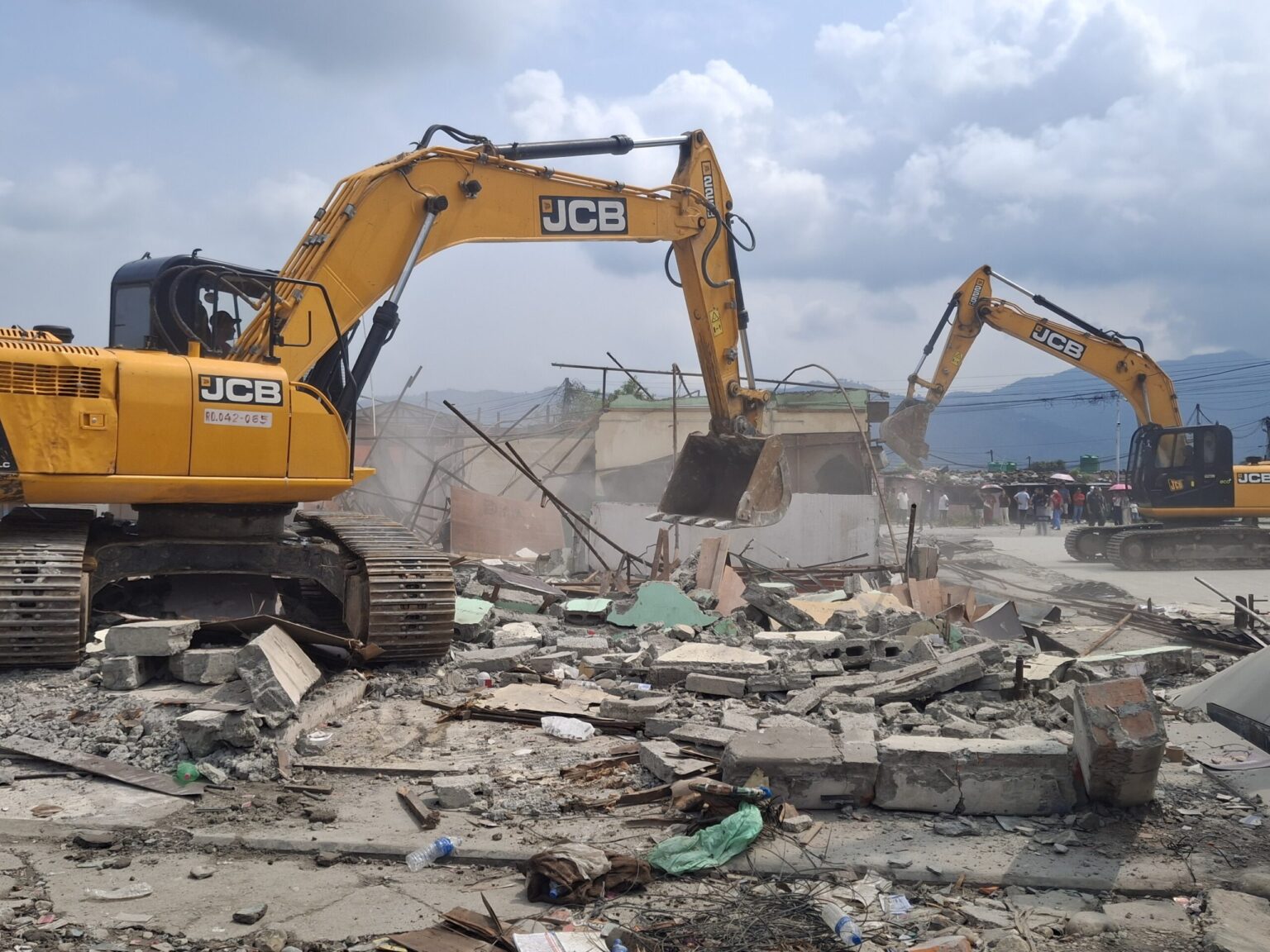 पोखरा बसपार्कको जग्गामा बनेको बास्तोला कम्प्लेक्स डोजरले हटाइयो