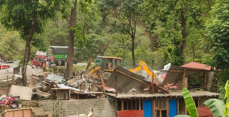 कैलालीमा वन अतिक्रमण हटाइयो, ४७ संरचना भत्काइए